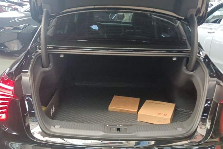 Used Hongqi H5 2025 2.0T Automatic Flag Edition – 500 000 Units Commemorative Version Trunk