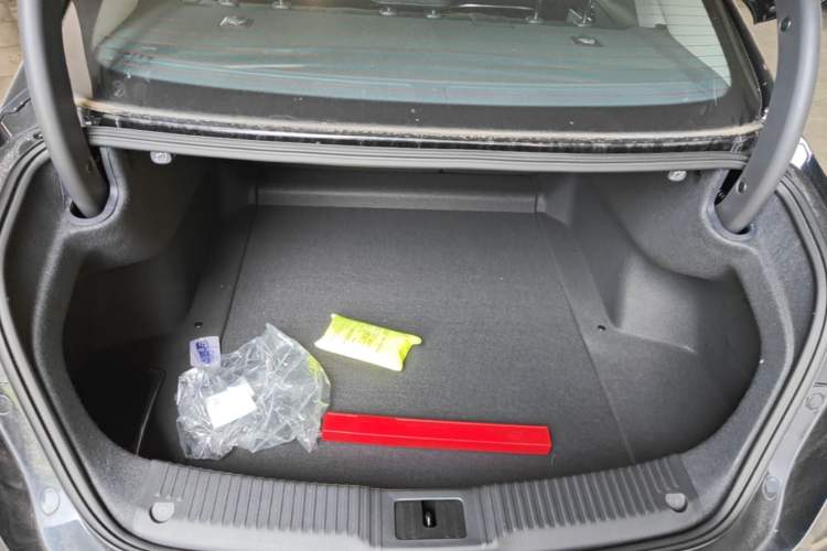 Used Hongqi H5 2025 2.0T Automatic Flag Edition – 500 000 Units Commemorative Version Trunk