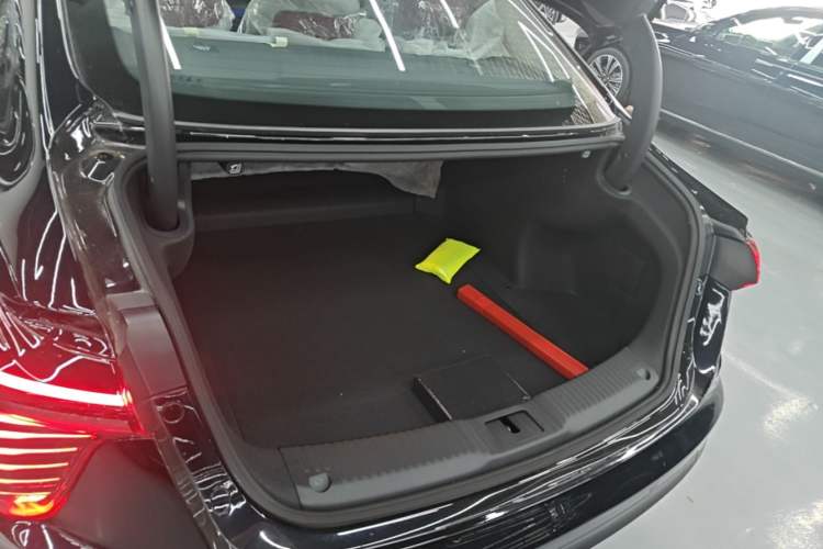 Used Hongqi H5 2025 Model 2.0T Automatic Xuan Ying 2 Million Units Commemorative Edition Trunk