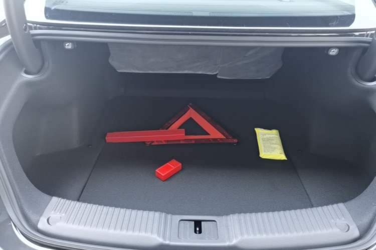 Used Hongqi H5 2025 2.0T Automatic Flag Edition – 500 000 Units Commemorative Version Trunk