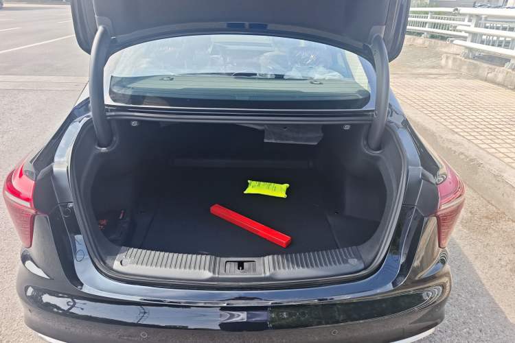 Used Hongqi H5 2025 2.0T Automatic Flag Edition – 500 000 Units Commemorative Version Trunk