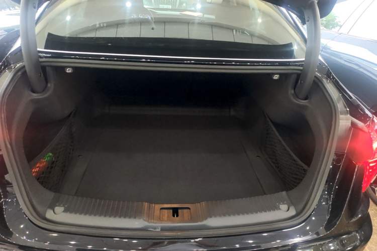 Used Hongqi H5 2025 2.0T Automatic Flag Edition – 500 000 Units Commemorative Version Trunk