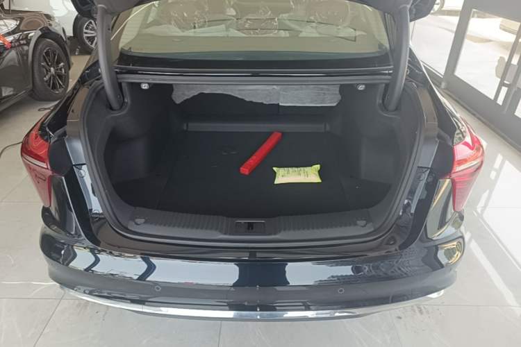 Used Hongqi H5 2025 2.0T Automatic Flag Edition – 500 000 Units Commemorative Version Trunk