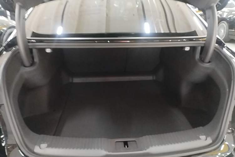 Used Hongqi H5 2025 2.0T Automatic Flag Edition – 500 000 Units Commemorative Version Trunk
