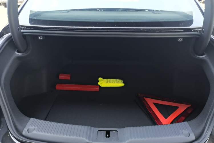 Used Hongqi H5 2025 2.0T Automatic Flag Edition – 500 000 Units Commemorative Version Trunk