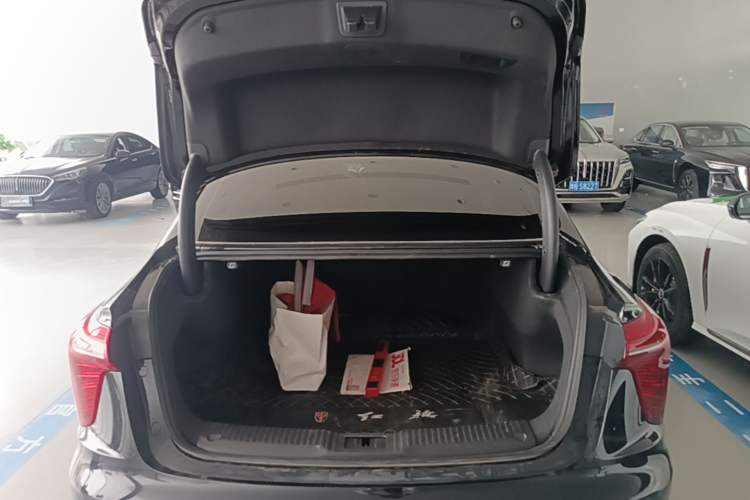 Used Hongqi H5 2025 2.0T Automatic Flag Edition – 500 000 Units Commemorative Version Trunk