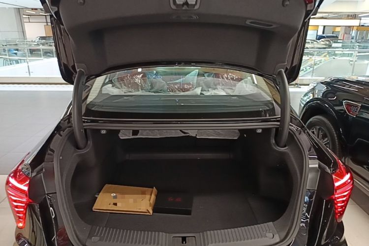 Used Hongqi H5 2025 2.0T Automatic Flag Edition – 500 000 Units Commemorative Version Trunk