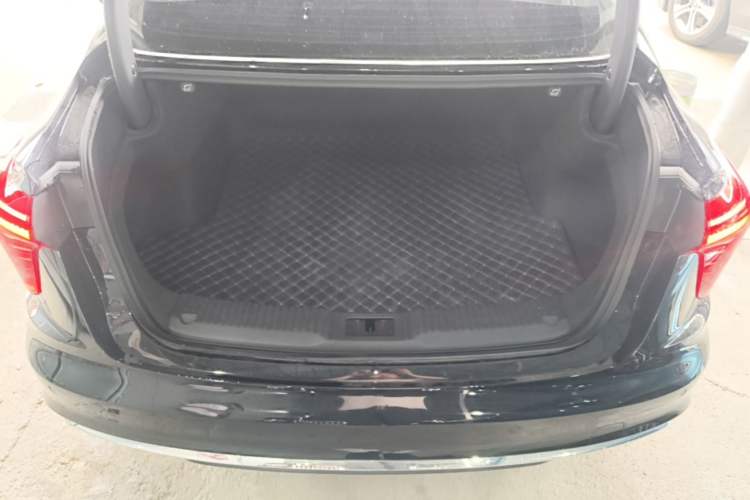 Used Hongqi H5 2025 2.0T Automatic Flag Edition – 500 000 Units Commemorative Version Trunk