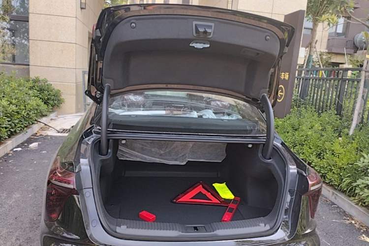 Used Hongqi H5 2025 2.0T Automatic Xuan Ying Edition Trunk