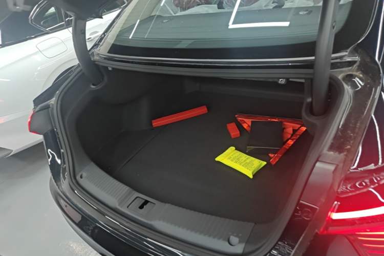 Used Hongqi H5 2025 2.0T Automatic Xuan Ying Edition Trunk