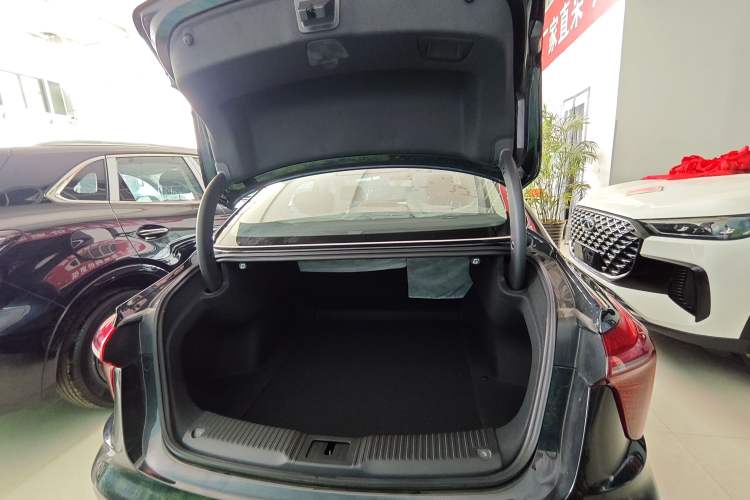 Used Hongqi H5 2025 2.0T Automatic Flag Edition – 500 000 Units Commemorative Version Trunk