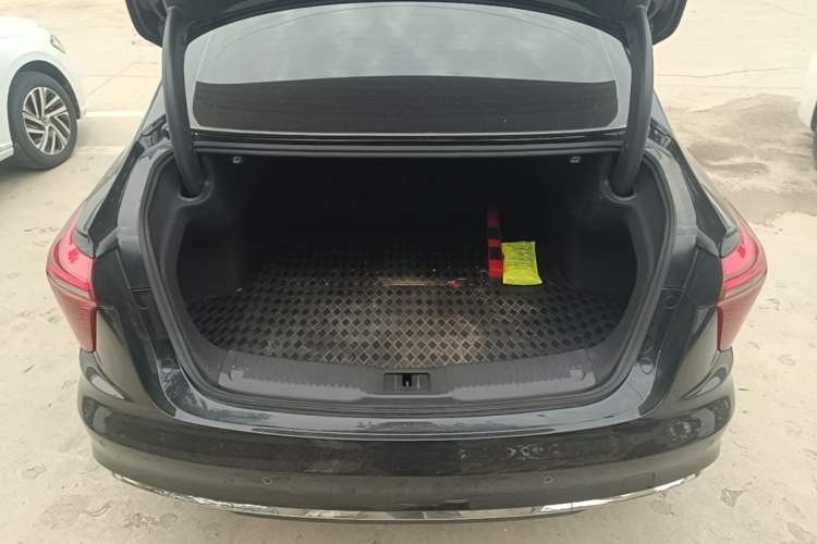 Used Hongqi H5 2025 2.0T Automatic Flag Edition – 500 000 Units Commemorative Version Trunk
