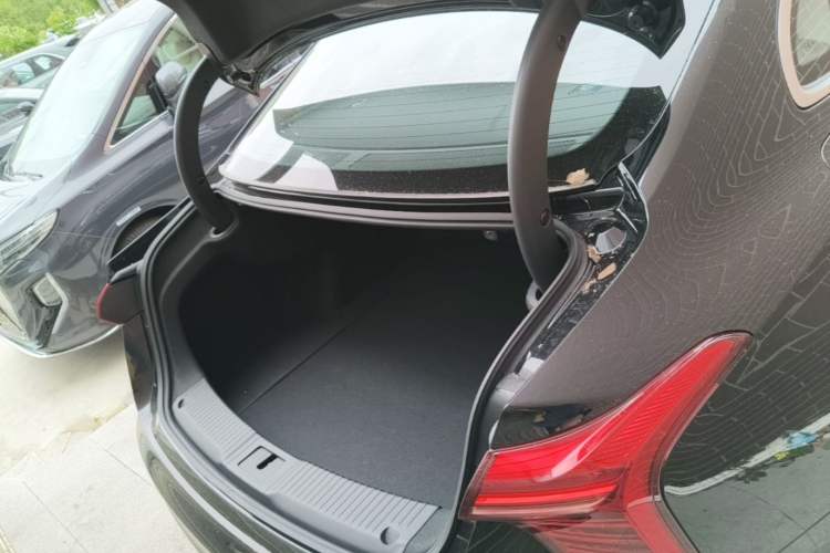 Used Hongqi H5 2025 2.0T Automatic Flag Edition – 500 000 Units Commemorative Version Trunk