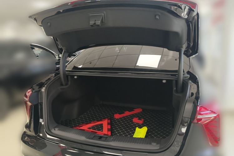 Used Hongqi H5 2025 2.0T Automatic Flag Edition – 500 000 Units Commemorative Version Trunk