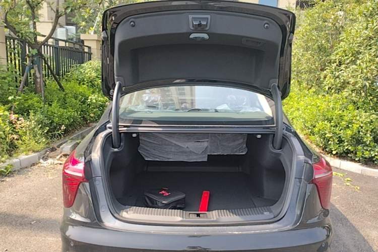 Used Hongqi H5 2025 2.0T Automatic Flag Edition – 500 000 Units Commemorative Version Trunk