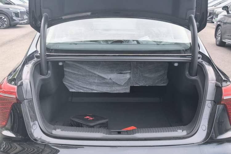 Used Hongqi H5 2025 2.0T Automatic Flag Edition – 500 000 Units Commemorative Version Trunk