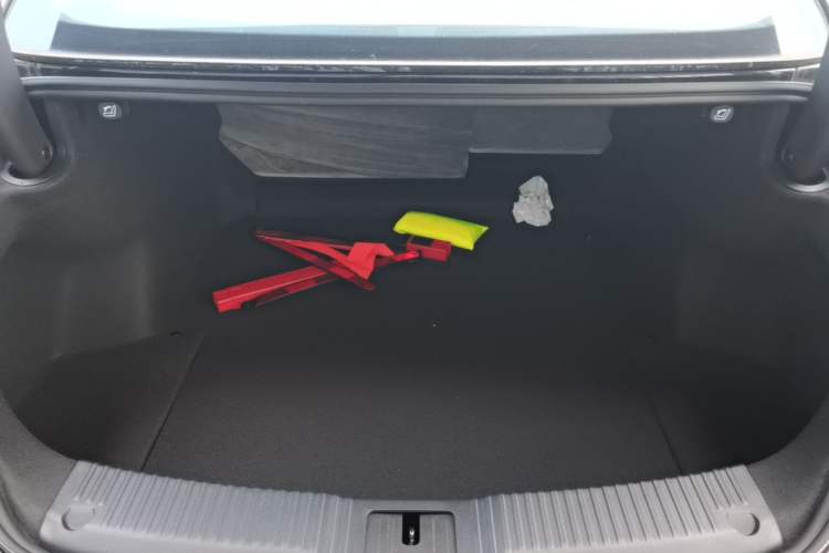 Used Hongqi H5 2025 2.0T Automatic Flag Edition – 500 000 Units Commemorative Version Trunk