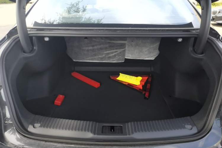 Used Hongqi H5 2025 2.0T Automatic Flag Edition – 500 000 Units Commemorative Version Trunk