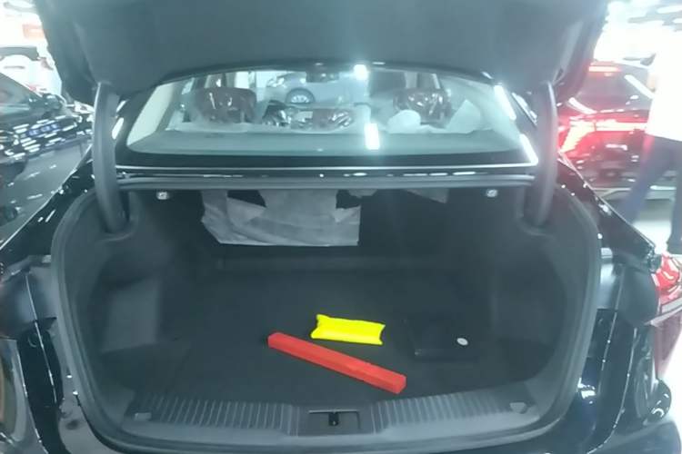 Used Hongqi H5 2025 2.0T Automatic Flag Edition – 500 000 Units Commemorative Version Trunk