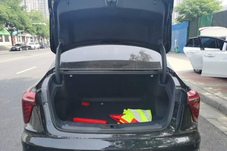 Used Hongqi H5 2025 2.0T Automatic Flag Edition – 500 000 Units Commemorative Version Trunk