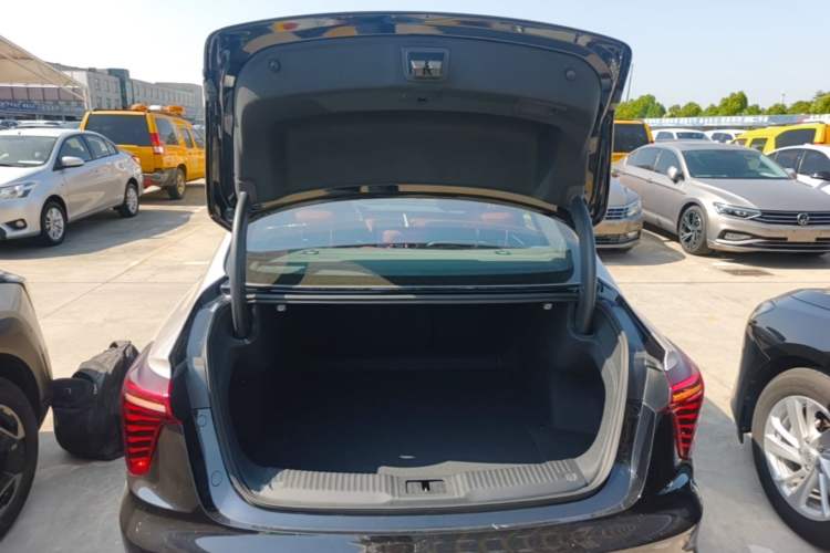 Used Hongqi H5 2025 2.0T Automatic Xuan Ying Edition Trunk