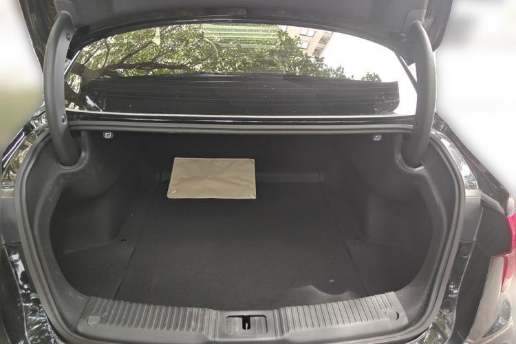 Used Hongqi H5 2025 2.0T Automatic Flag Edition – 500 000 Units Commemorative Version Trunk