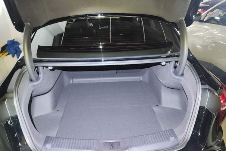 Used Hongqi H5 2025 2.0T Automatic Flag Edition – 500 000 Units Commemorative Version Trunk