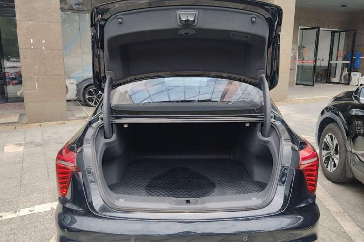 Used Hongqi H5 2025 2.0T Automatic Flagship 500 000th Unit Anniversary Edition Trunk