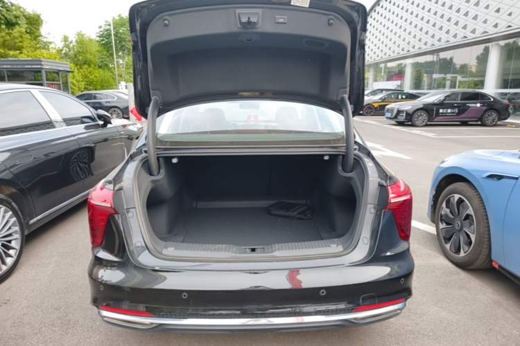 Used Hongqi H5 2025 2.0T Automatic Flag Edition – 500 000 Units Commemorative Version Trunk
