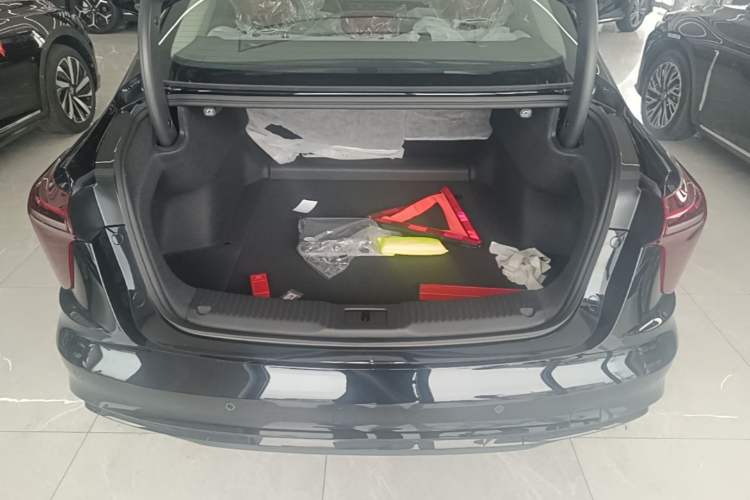Used Hongqi H5 2025 Model 2.0T Automatic Xuan Ying 2 Million Units Commemorative Edition Trunk