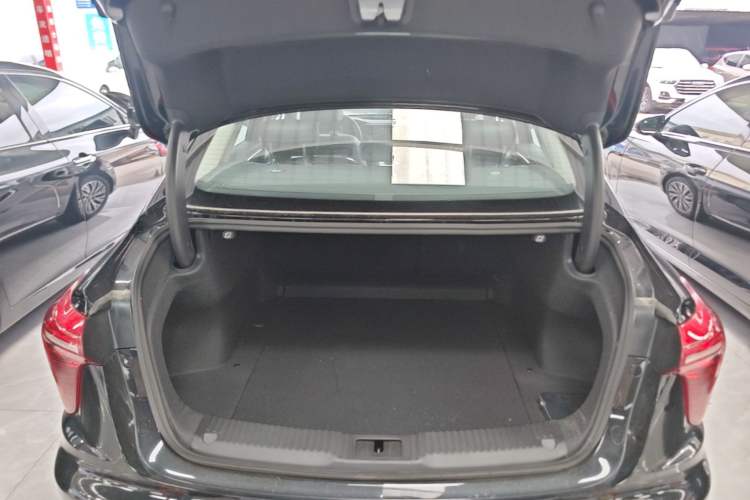 Used Hongqi H5 2025 2.0T Automatic Flag Edition – 500 000 Units Commemorative Version Trunk