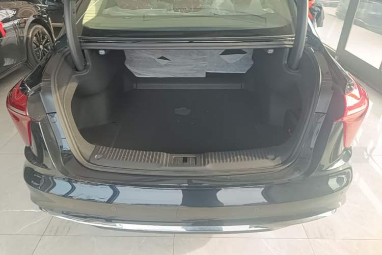 Used Hongqi H5 2025 2.0T Automatic Flag Edition – 500 000 Units Commemorative Version Trunk