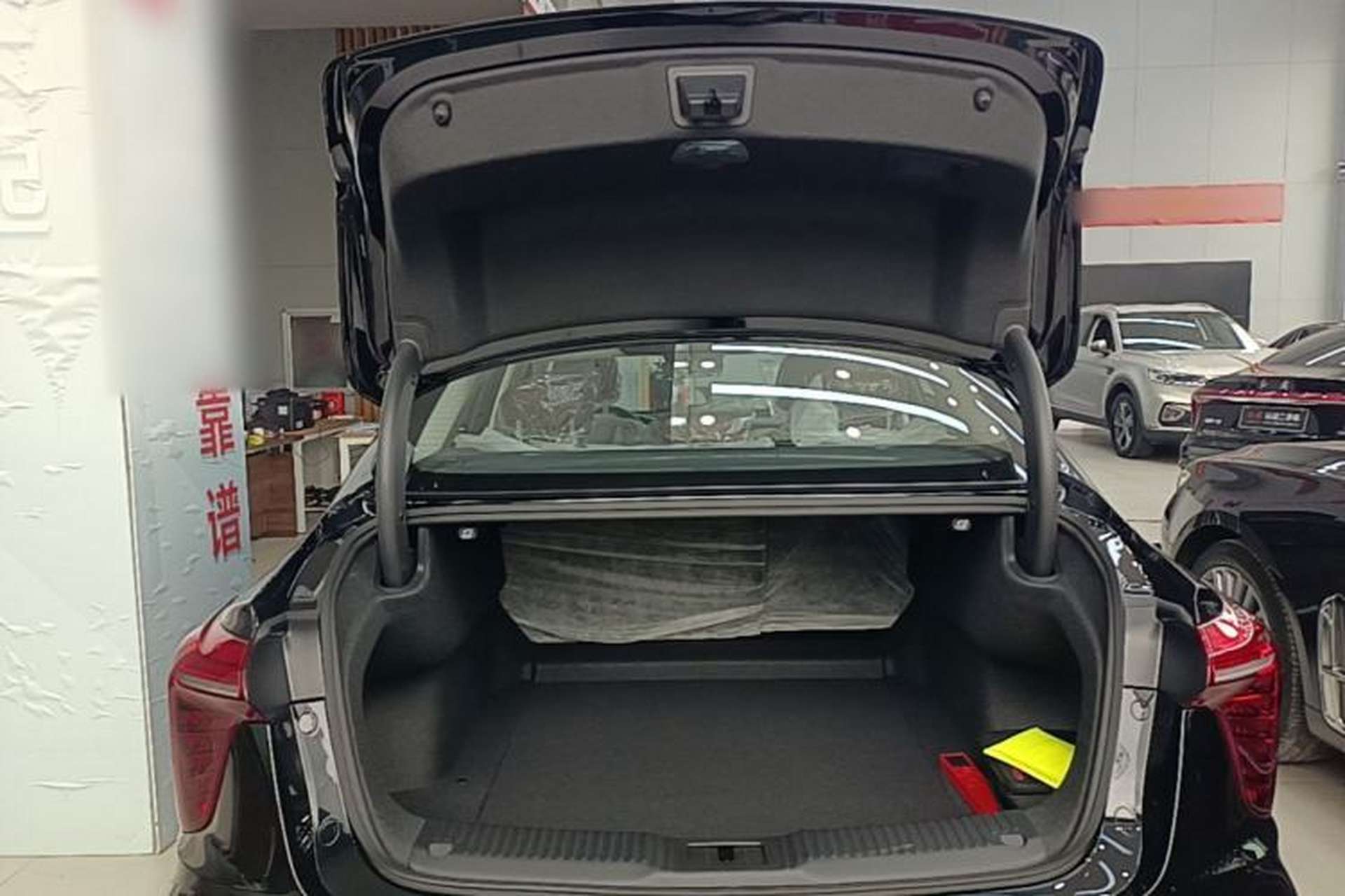 Used Hongqi H5 2025 2.0T Automatic Flag Edition – 500 000 Units Commemorative Version Trunk
