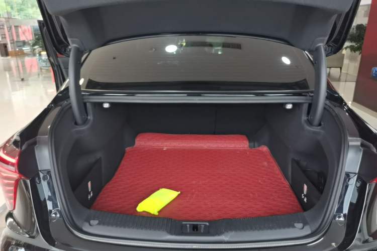 Used Hongqi H5 2025 2.0T Automatic Xuan Ying Edition Trunk