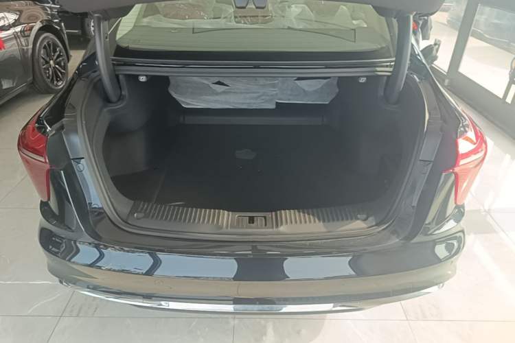 Used Hongqi H5 2025 2.0T Automatic Flag Edition – 500 000 Units Commemorative Version Trunk