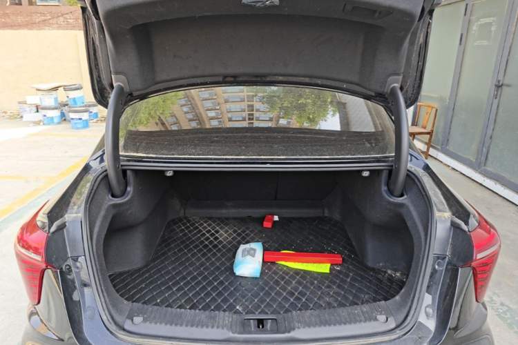 Used Hongqi H5 2025 2.0T Automatic Flag Edition – 500 000 Units Commemorative Version Trunk