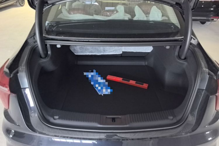 Used Hongqi H5 2025 2.0T Automatic Flag Edition – 500 000 Units Commemorative Version Trunk