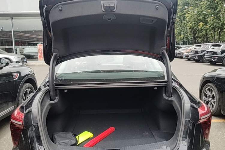 Used Hongqi H5 2025 2.0T Automatic Flag Edition – 500 000 Units Commemorative Version Trunk