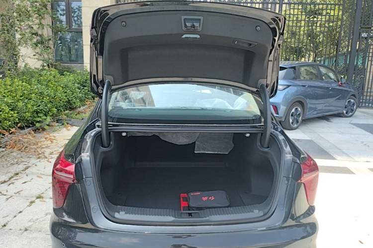 Used Hongqi H5 2025 2.0T Automatic Flag Edition – 500 000 Units Commemorative Version Trunk