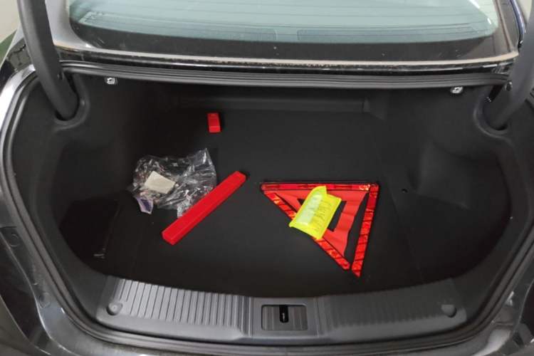 Used Hongqi H5 2025 2.0T Automatic Flag Edition – 500 000 Units Commemorative Version Trunk