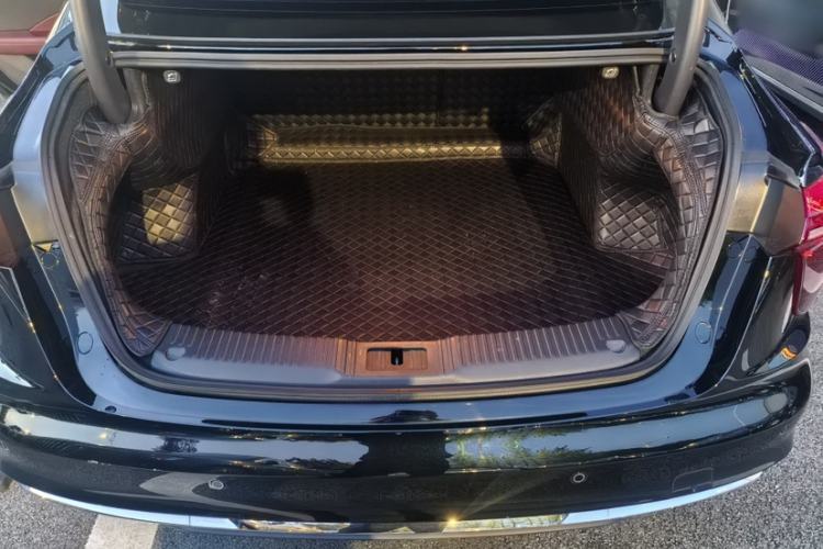 Used Hongqi H5 2025 2.0T Automatic Flag Edition – 500 000 Units Commemorative Version Trunk