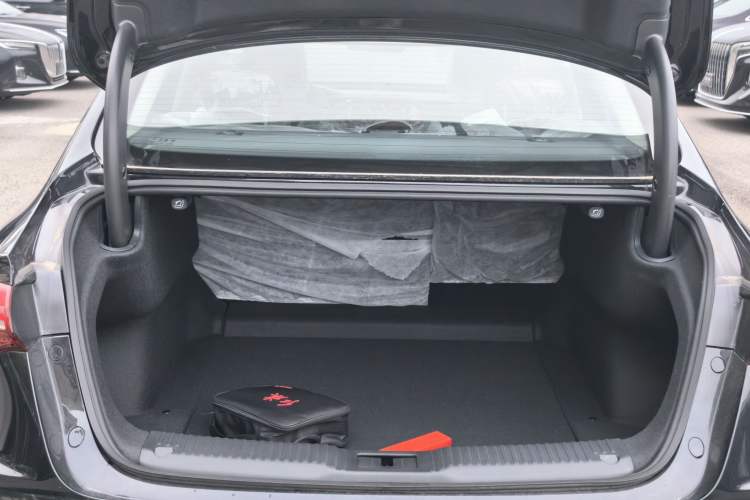 Used Hongqi H5 2025 2.0T Automatic Flag Edition – 500 000 Units Commemorative Version Trunk