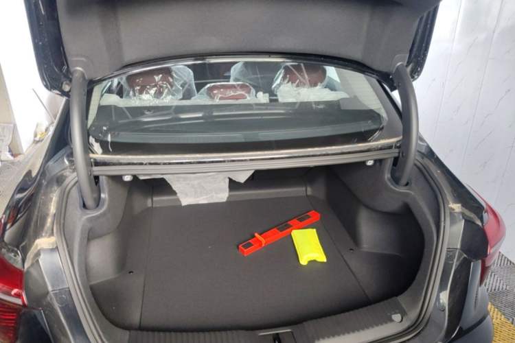 Used Hongqi H5 2025 2.0T Automatic Flag Edition – 500 000 Units Commemorative Version Trunk