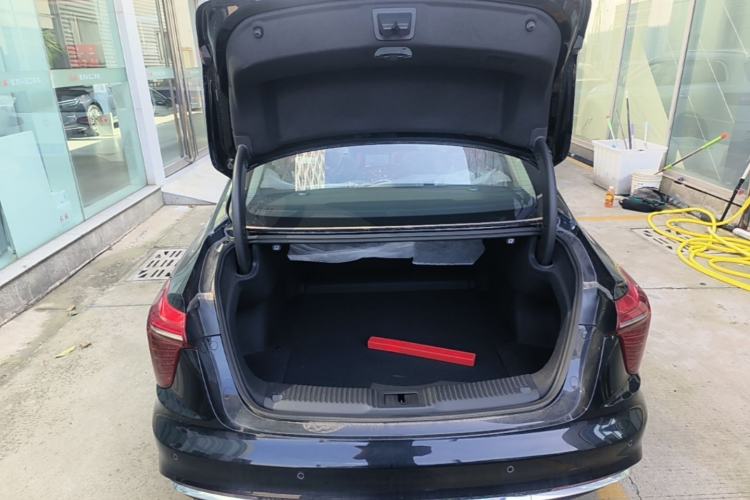 Used Hongqi H5 2025 2.0T Automatic Flag Edition – 500 000 Units Commemorative Version Trunk