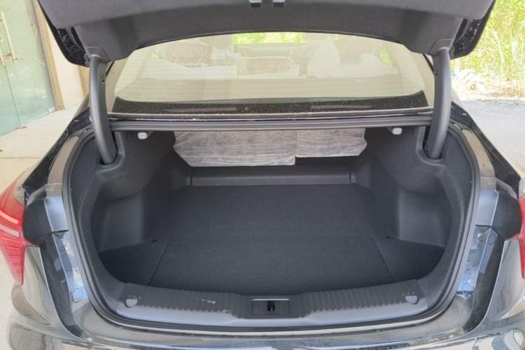 Used Hongqi H5 2025 2.0T Automatic Flag Edition – 500 000 Units Commemorative Version Trunk