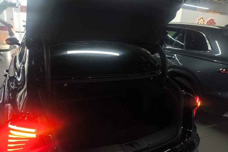 Used Hongqi H5 2025 2.0T Automatic Flag Edition – 500 000 Units Commemorative Version Trunk