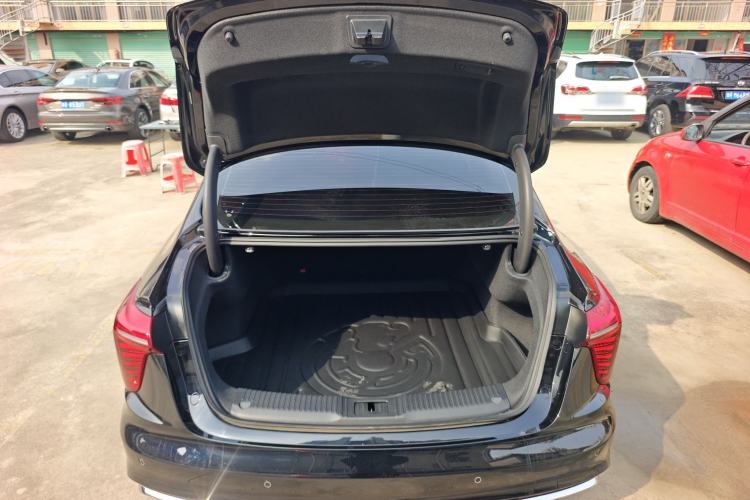 Used Hongqi H5 2025 2.0T Automatic Flag Edition – 500 000 Units Commemorative Version Trunk