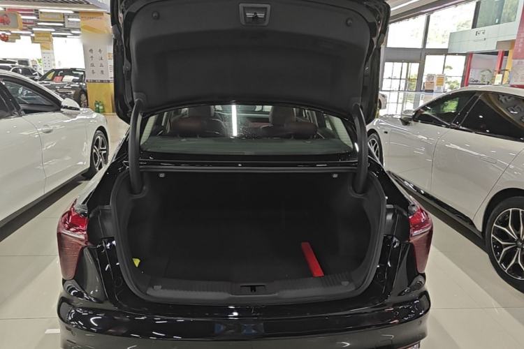 Used Hongqi H5 2025 2.0T Automatic Flag Edition – 500 000 Units Commemorative Version Trunk