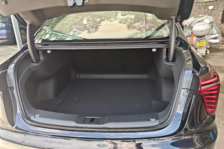 Used Hongqi H5 2025 2.0T Automatic Xuan Ying Edition Trunk