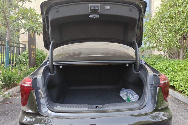 Used Hongqi H5 2025 2.0T Automatic Flag Edition – 500 000 Units Commemorative Version Trunk
